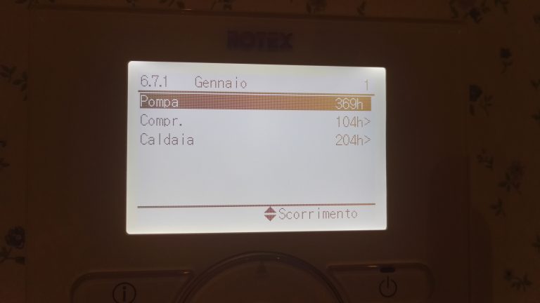 Display di un termostato con ore di funzionamento.