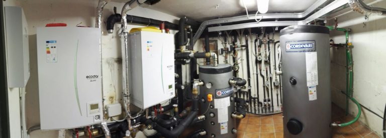 Locale caldaia con serbatoi e tubature varie.