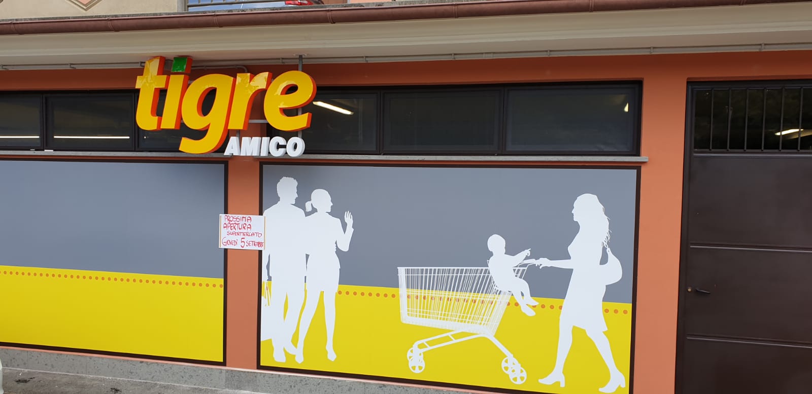 Insegna "Tigre Amico" con silhouette e cartello apertura.