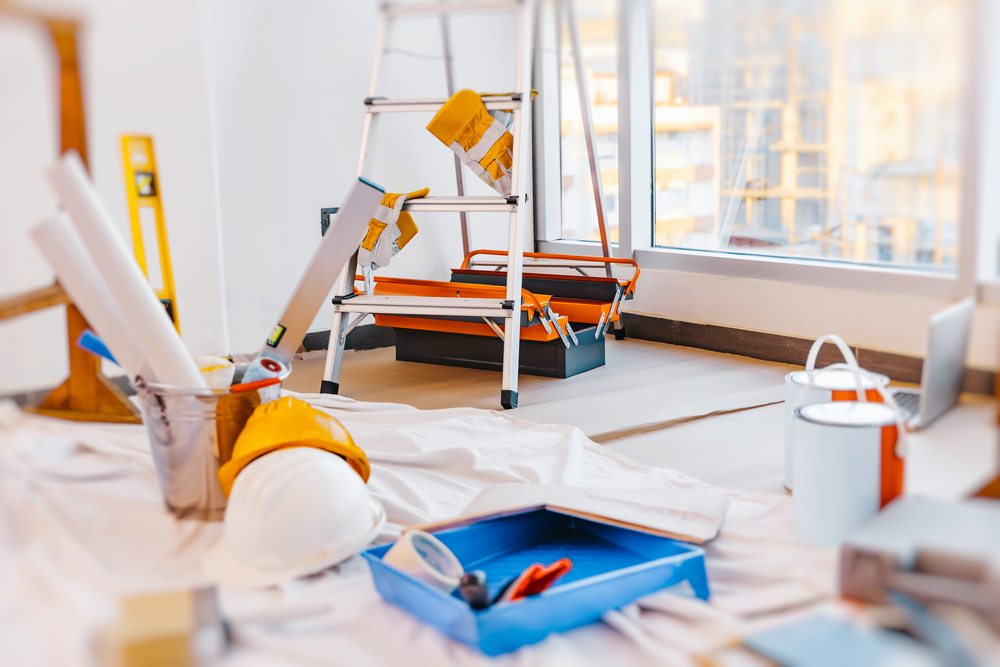 Interno di cantiere con attrezzi e scala.