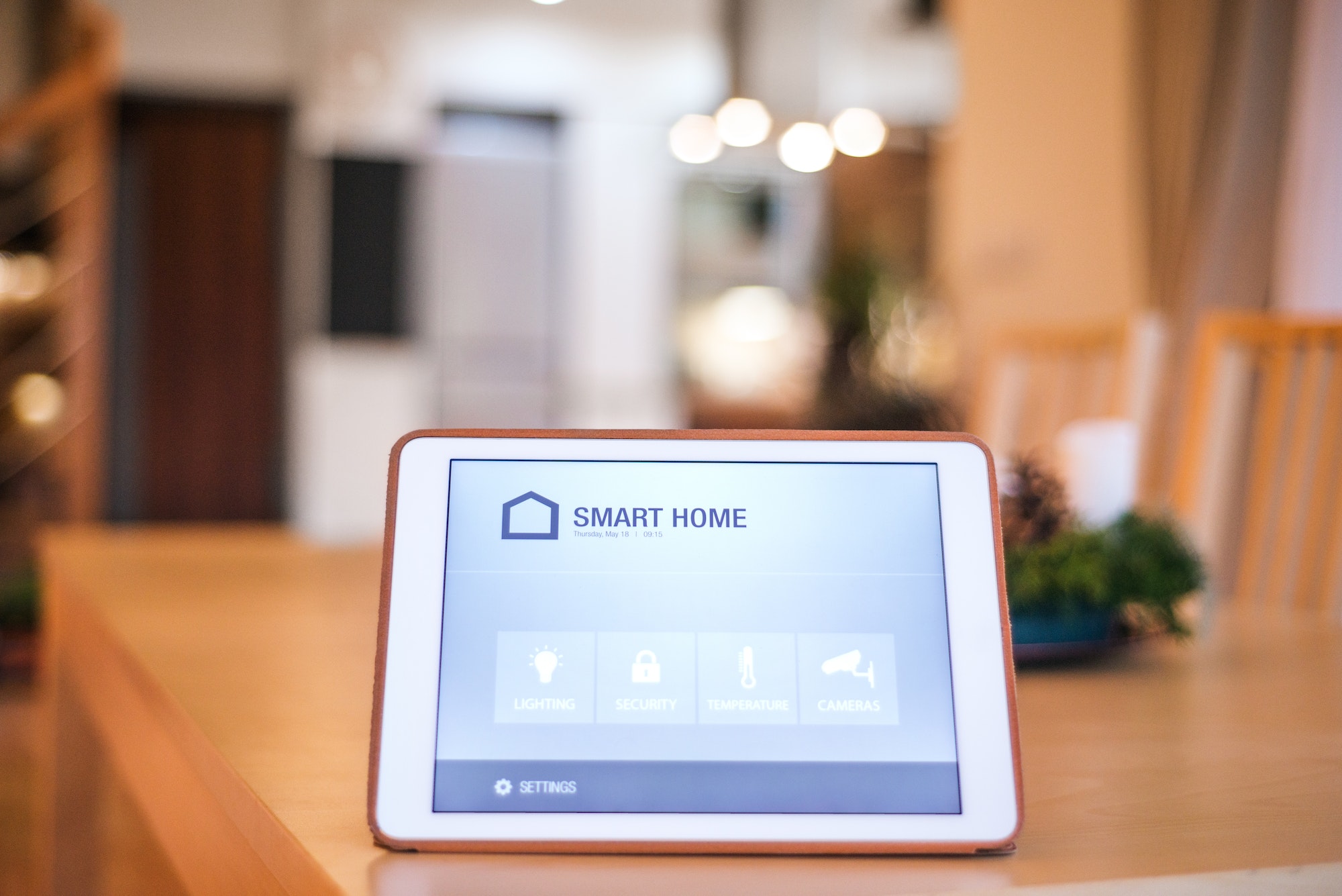 Tablet con interfaccia di controllo per casa intelligente.