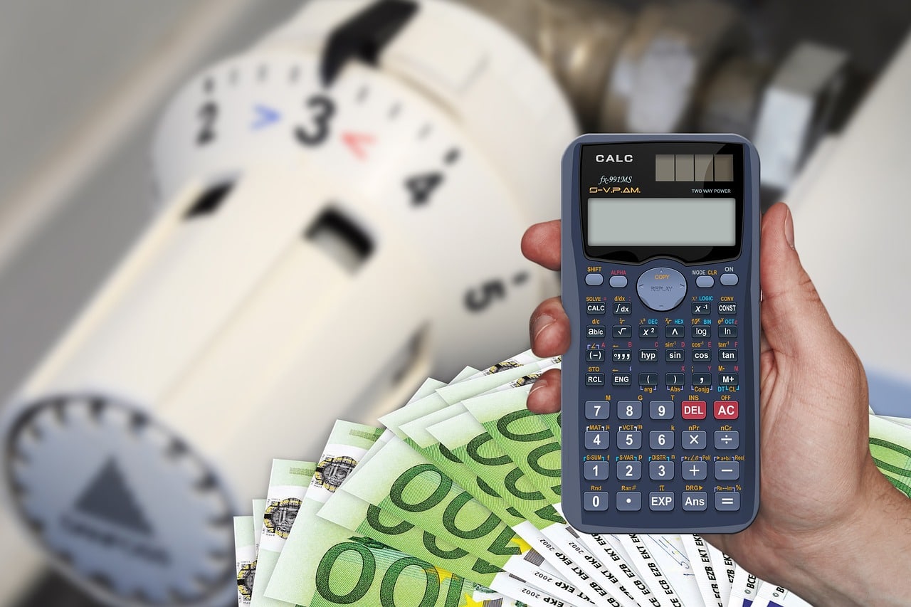 Termostato, calcolatrice e banconote in euro.