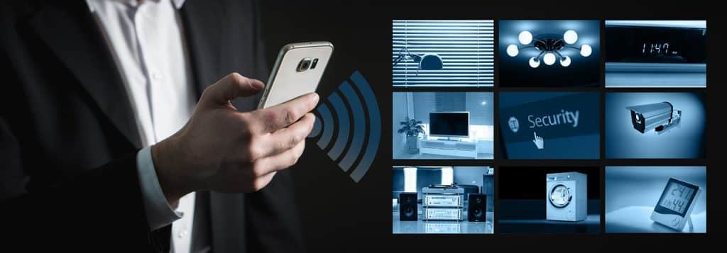 Uomo con smartphone controlla dispositivi smart home.