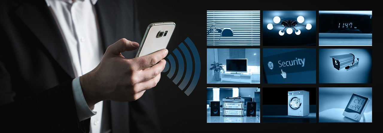 Uomo con smartphone controlla dispositivi smart home.