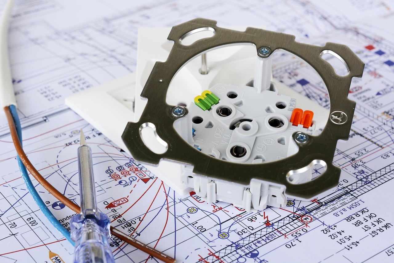 Interruttore elettrico su planimetria con cacciavite.